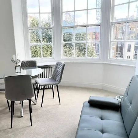 Hyde Park Great Apartment